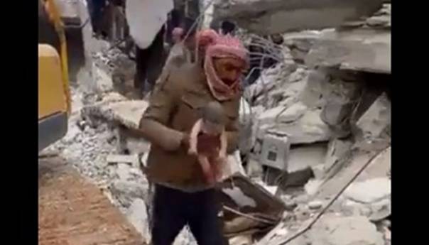 Porodila se dok su je izvlačili iz ruševina