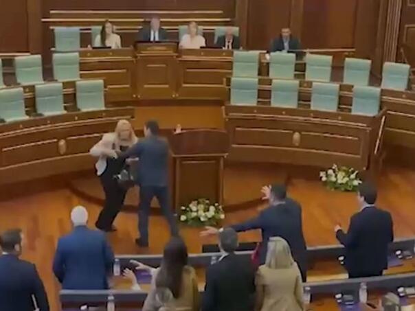 Poslanica gađala Kurtija jajima u skupštini Kosova