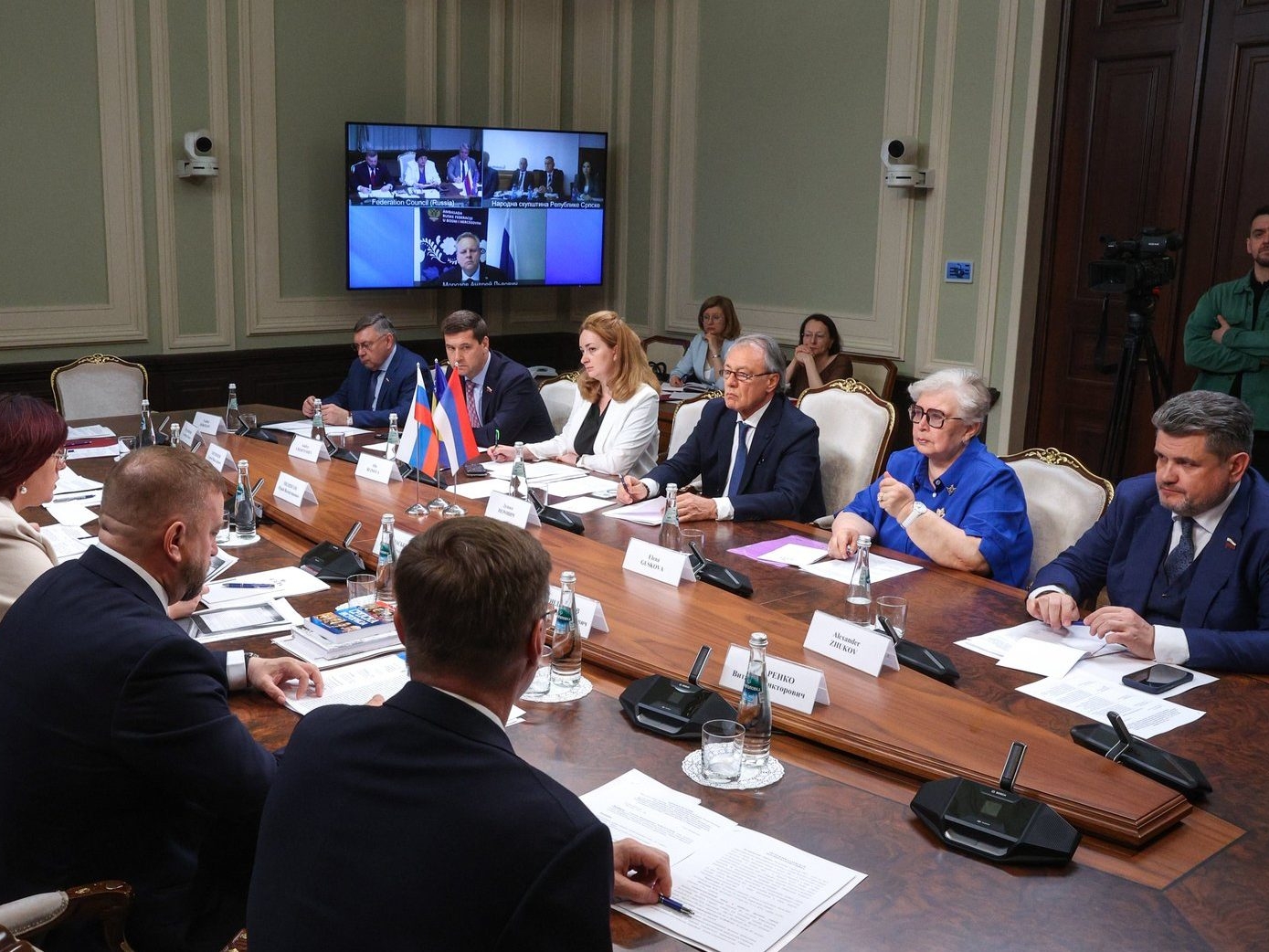 Poslanici iz RS na sastanku s negatorima genocida i sankcionisanim Rusima