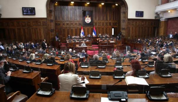 Poslanici u Srbiji raspravljali o navijačima i skandiranju Ratku Mladiću