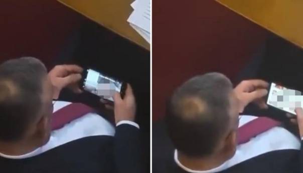 Poslanik u Skupštini Srbije koji je gledao porno film tokom sjednice dao ostavku