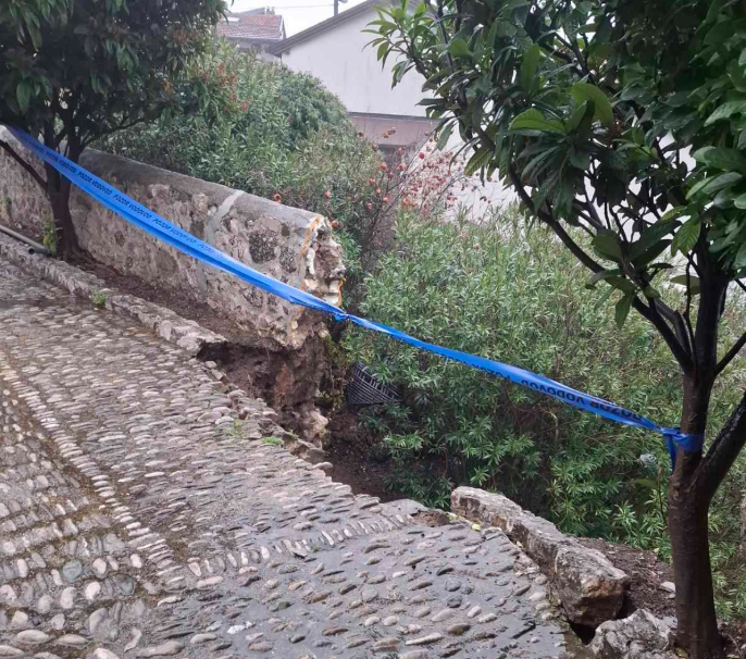 Posljedica padavina: Oštećen zid Sevri-hadži Hasanove džamije u Mostaru