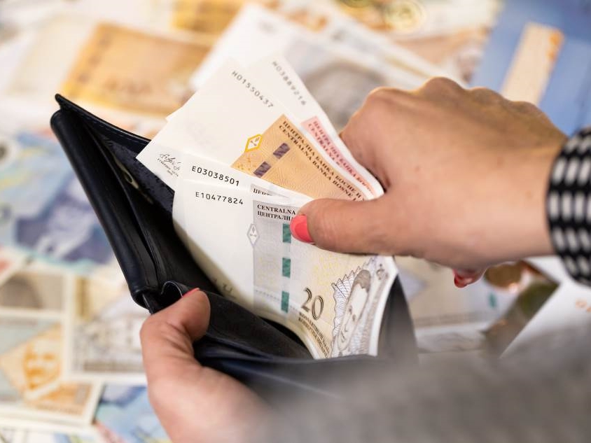 Poslodavci u 2026. mogu isplatiti radnicima do 300 KM pomoći mjesečno