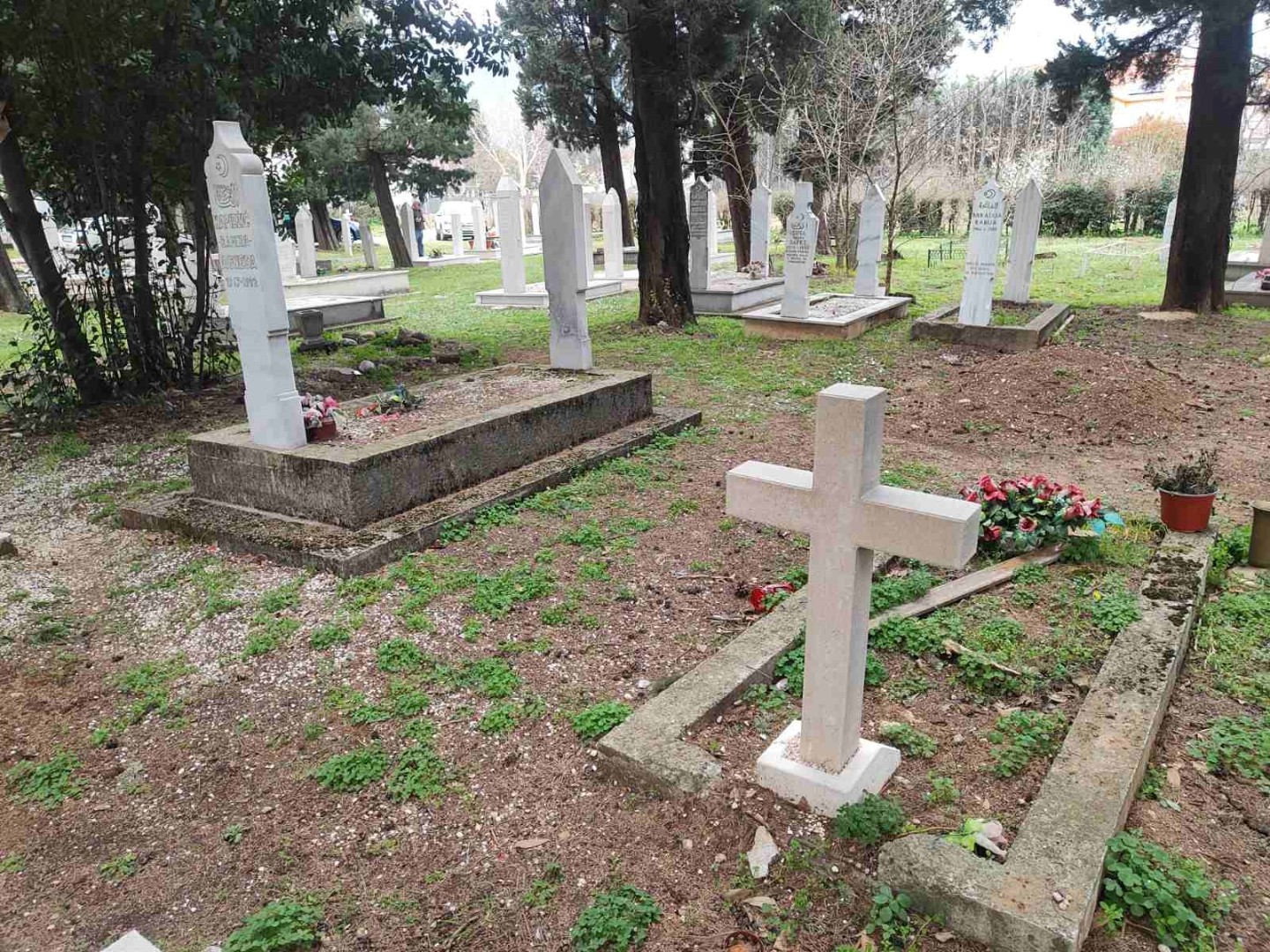 Mostarska javnost uznemirena zbog postavljanja betonskih krstova u haremu Kantarevac