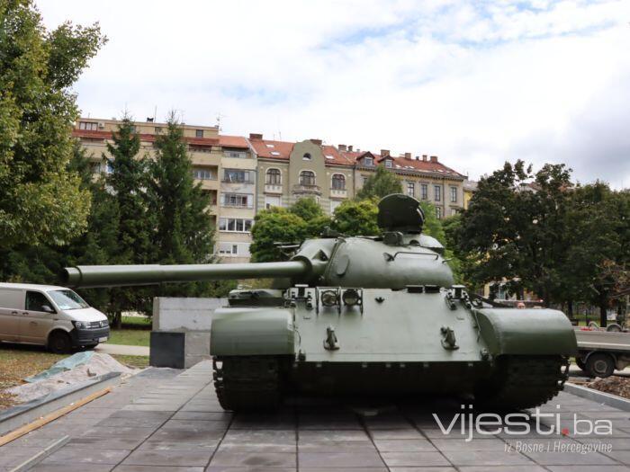 Postavljen tenk ispred Druge gimnazije u Sarajevu