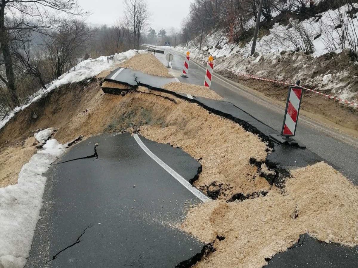 Potpuna obustava saobraćaja na putu Tuzla - Bijeljina zbog odrona
