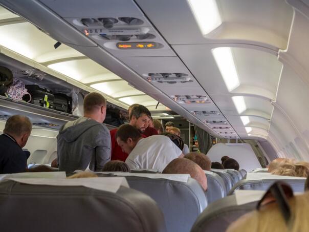 Potpuni haos u avionu za Tiranu: Nervozni putnici zvali pilota da izađe, bilo i pijanih...