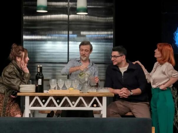 "Potpuni stranci" u Kamernom teataru 55: Šta se desi kad se pročitaju tuđe poruke