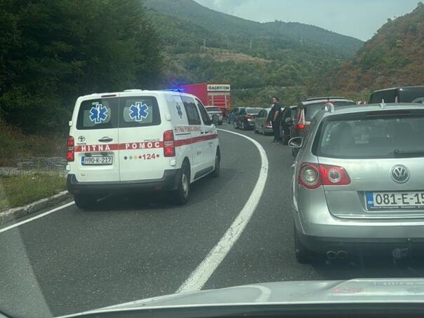 Potpuno blokiran saobraćaj na Bradini zbog teškog sudara