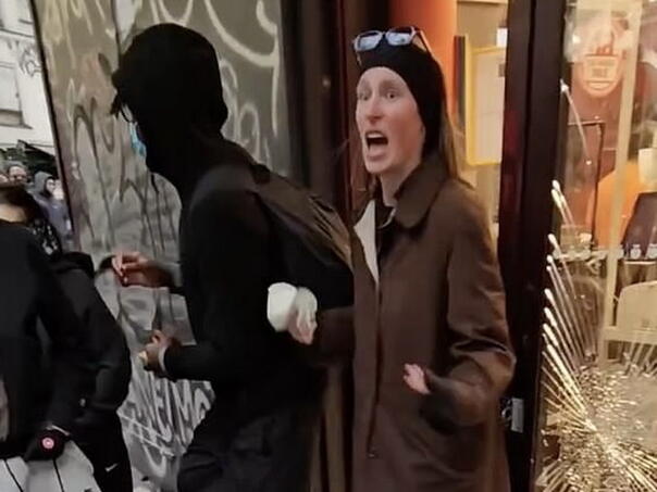 Potresna scena iz Francuske: Žena preklinjala da ne pljačkaju