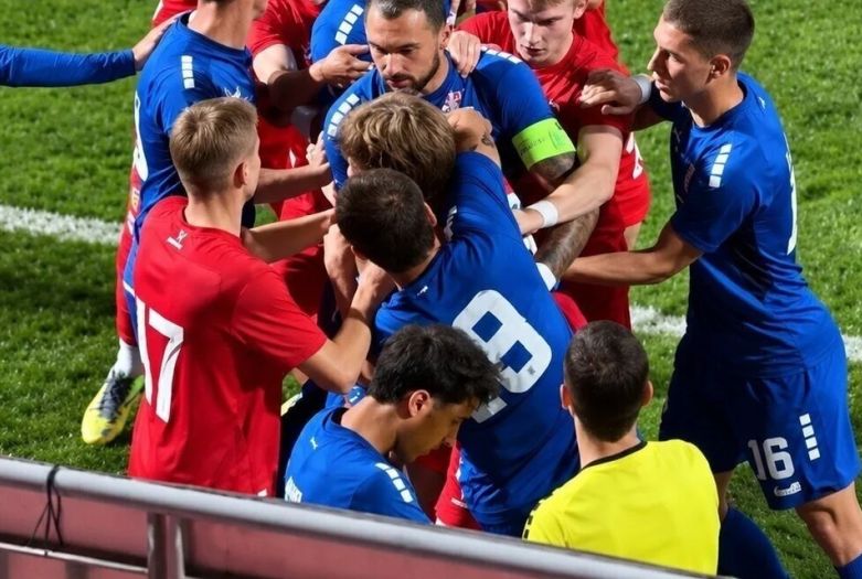 Potukli se Srbi i Rusi: Sijevale pesnice, igrači se davili, sudija dijelio crvene
