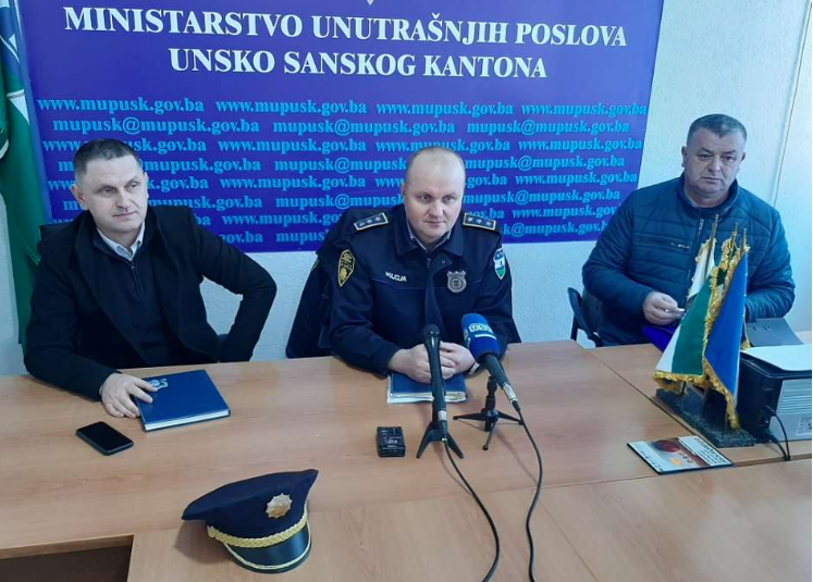 Povećali plate policajcima za 100 KM, poslanicima u skupštini za više od 1200 KM