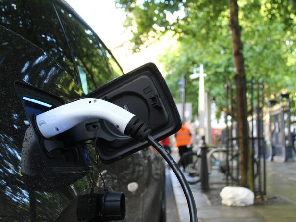 Povećan broj uvezenih električnih vozila u BiH, raste i broj punionica