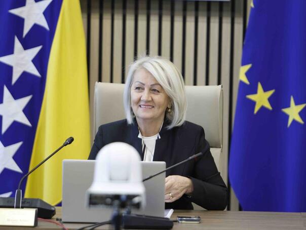 Povećana osnovica plate za državne službenike