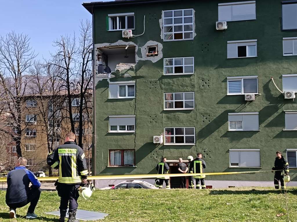 Povrijeđeni u eksploziji u Zenici prevezen na KCUS, zgrada iseljena