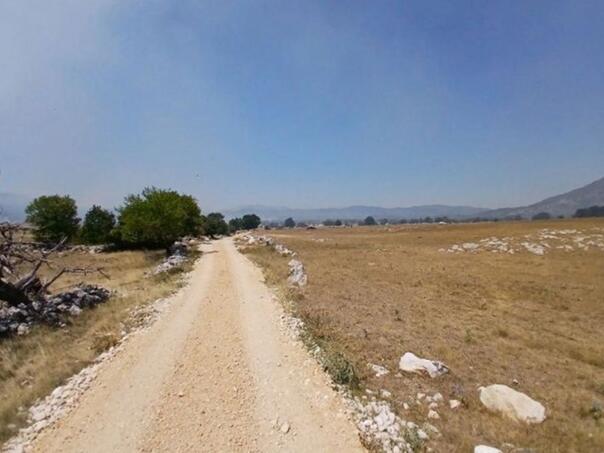 Požar bukti na drugom kraju Hercegovine: Vatrogasci brane kolibe sa stokom