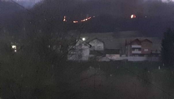 Požar ispod brda Žuč i dalje aktivan, 100-ak metara iznad naselja Ugorsko