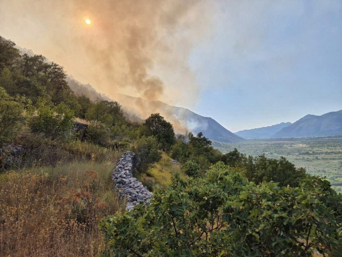 Požar iz Popovog polja se proširio na Trebinje: Apel mještanima da pomognu