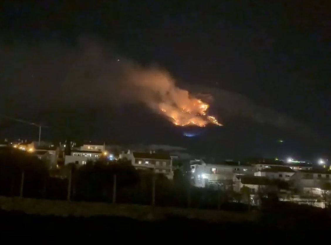 Požar iznad Solina gasi više od 40 vatrogasaca