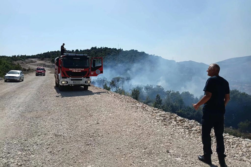 Požar iznad Trebinja: Vatrena linija duga dva kilometra, bliži se manastiru