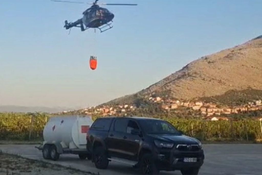 Požar kod Trebinja i dalje gori, gasi ga helikopter