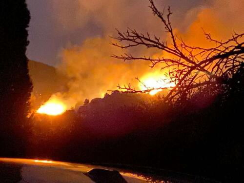 Požar koji je u petak izbio iznad naselja Vesela u Bugojnu širi se prema Kupresu