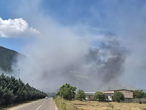 Požar na deponiji Uborak i dalje aktivan, na terenu vatrogasci