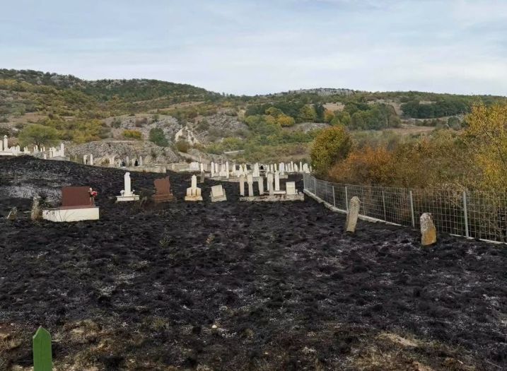 Požar na haremu u Livnu: Ko je dozvolio odlaganje otpada uz mezarje?