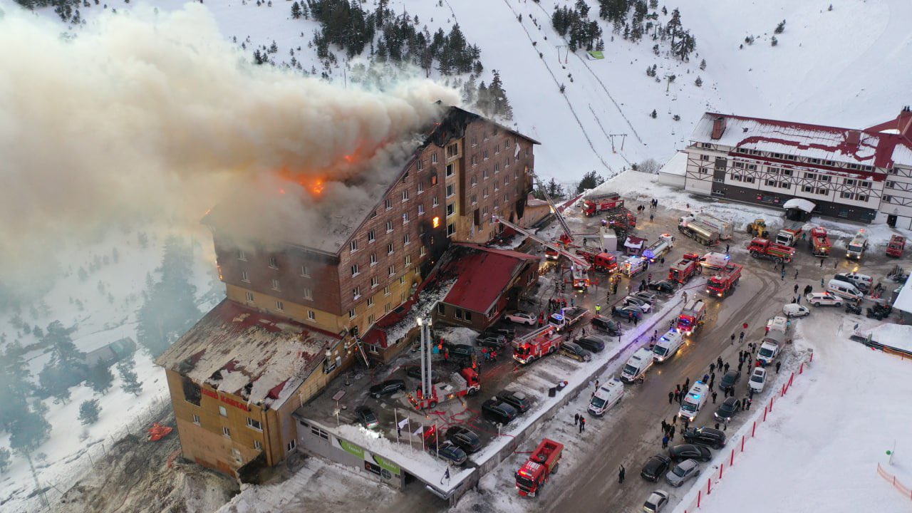 Požar progutao hotel na skijalištu u Turskoj, najmanje 10 mrtvih