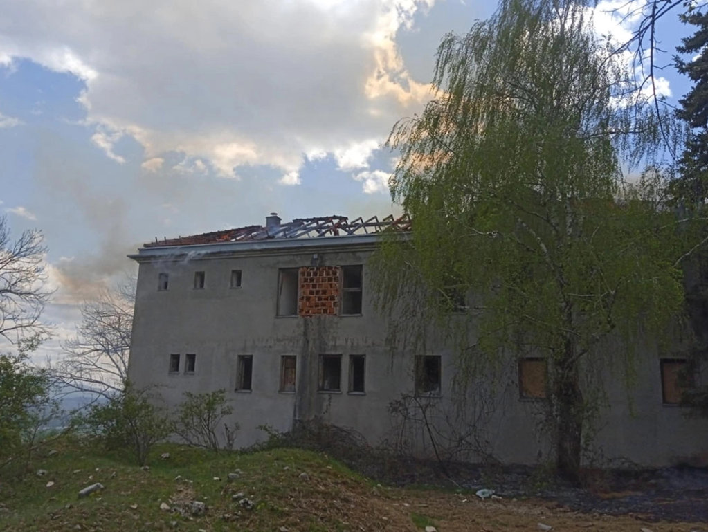 Požar u bivšoj kasarni u Gacku, jedna osoba uhapšena