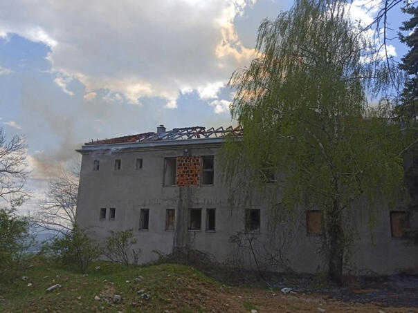Požar u bivšoj kasarni u Gacku, jedna osoba uhapšena