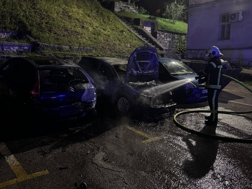 Požar u dvorištu škole u Mostaru: Gorjelo više vozila tokom noći