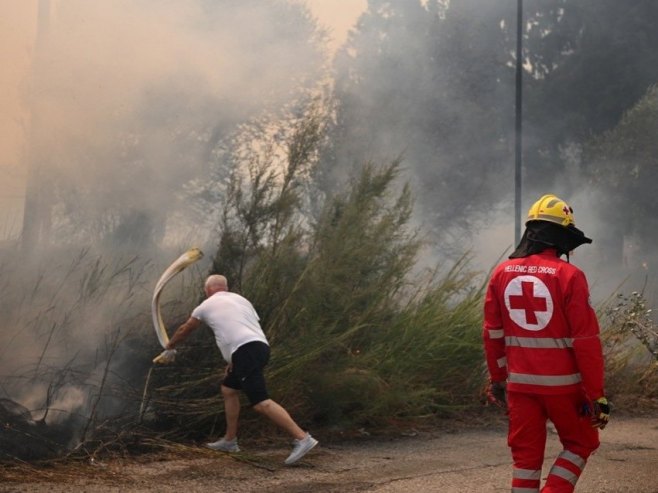 Požar u Grčkoj, helikopteri i avioni angažovani u gašenju