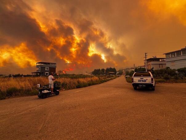 Požar u Izmiru stavljen pod kontrolu, u provinciji Hataj vatrogasci još na terenu