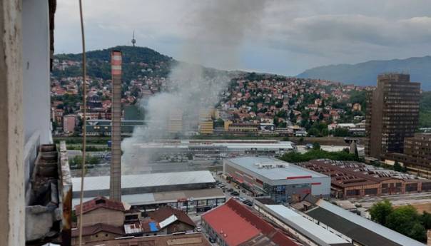 Požar u Sarajevu: Gore hale, vatrogasci stigli na lice mjesta