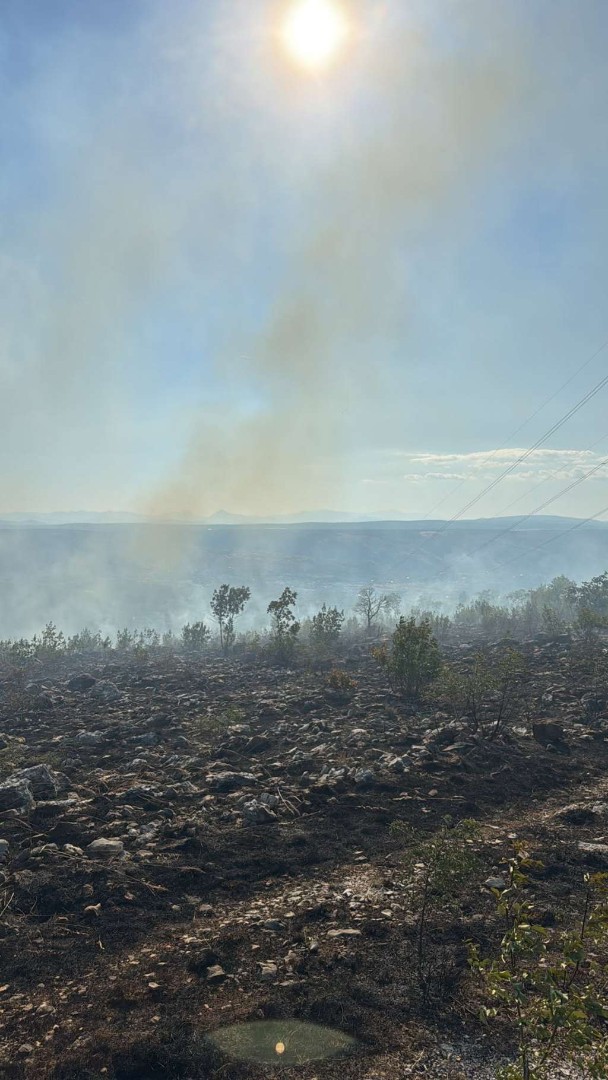 Požar u u kanjonu rijeke Rakitnice i dalje aktivan