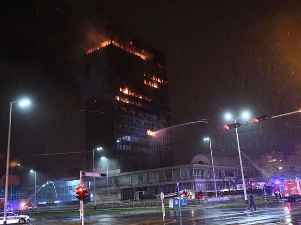 Požar u Vjesnikovom neboderu u Zagrebu još nije ugašen