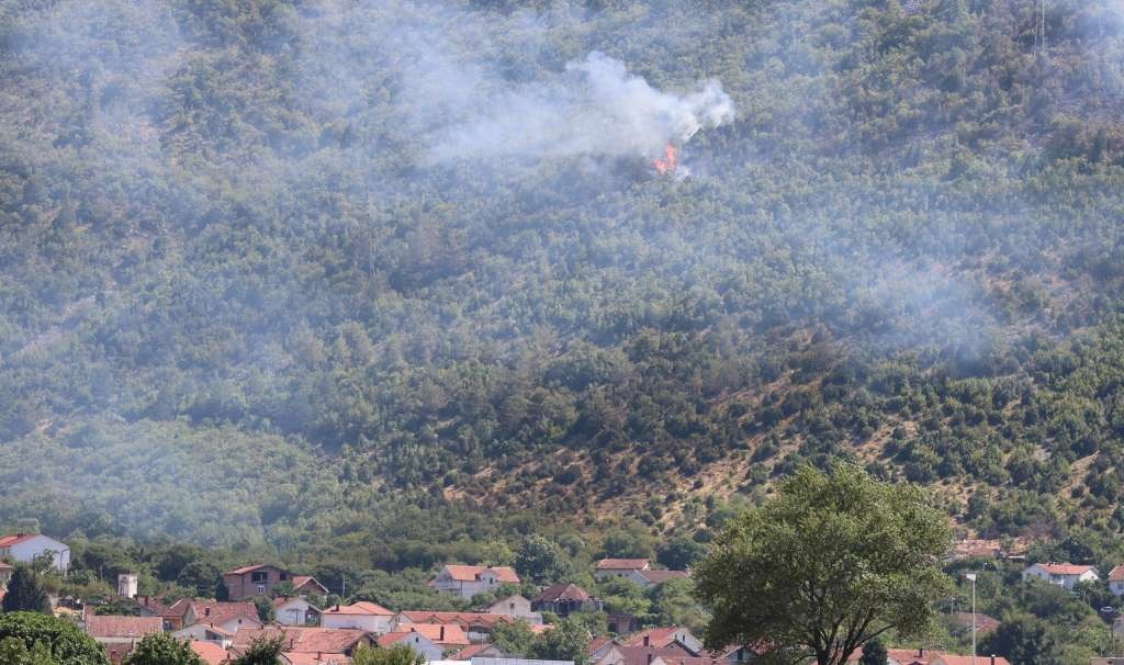 Požari bukte u Hercegovini, air-tractor na terenu kod Mostara i Stoca