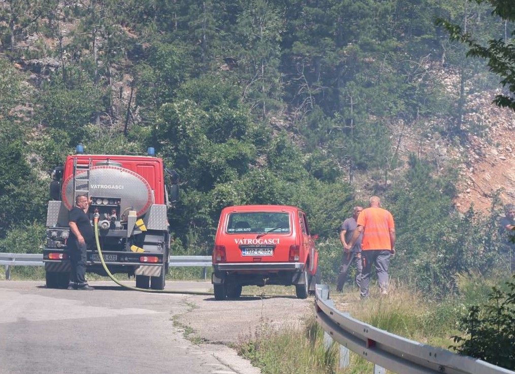 Požari u Hercegovini još uvijek prijete: Gašenje oteževaju teren i mine