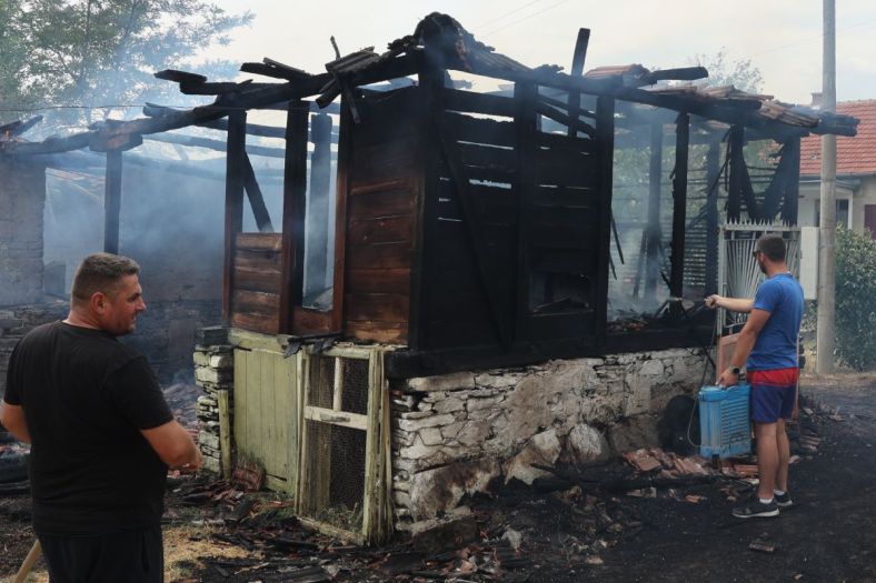 Požari u Srbiji uništili stotine kuća, mnogi dobrovoljci gase vatru