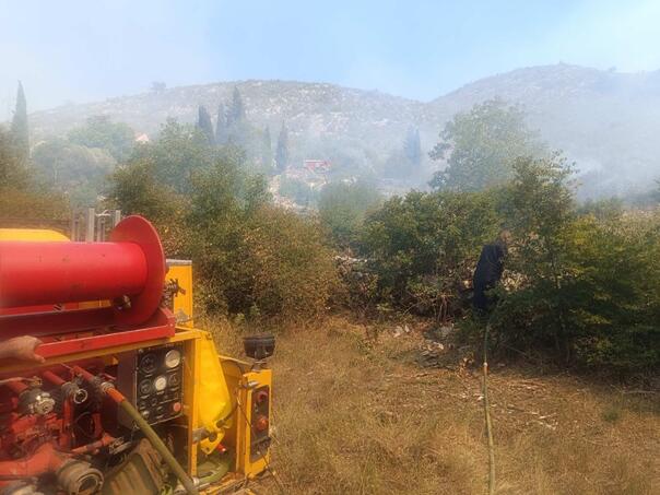Požari zahvatili više sela kod Trebinja, vatra prijeti kućama