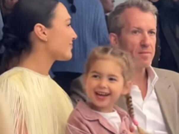 Poznata izraelska glumica zgrozila javnost ljubeći kćerku u usta