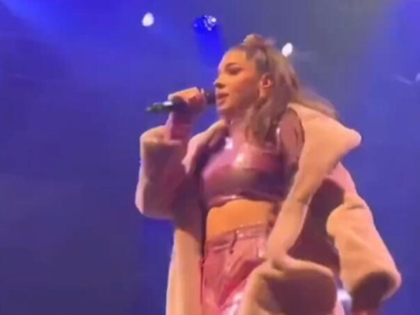 Poznata pjevačica iz Srbije pala na bini, u komentarima likuju