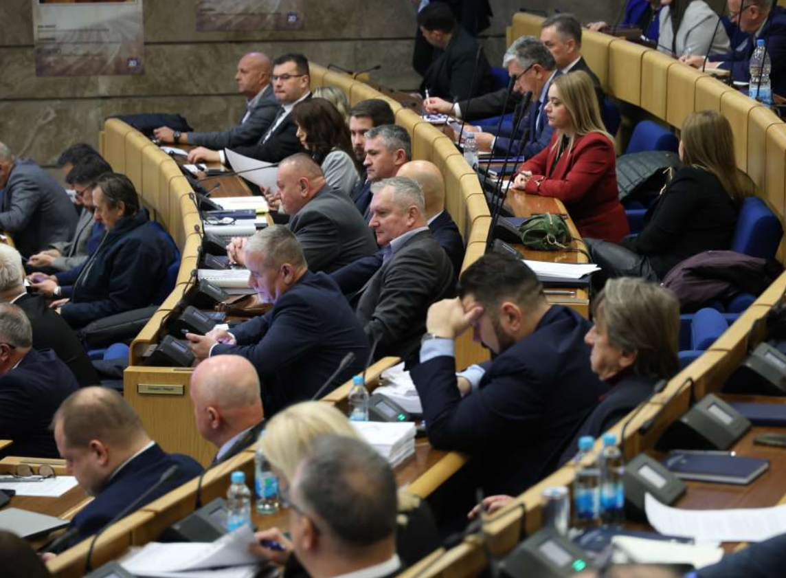 Pravo porodilja na pratnju opet blokirano bez rasprave u Parlamentu FBiH