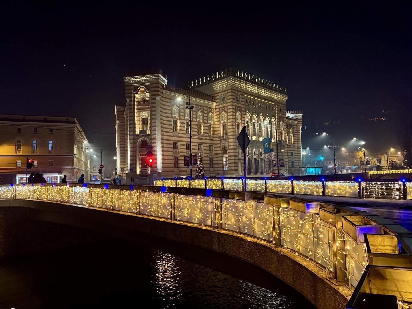 Praznični duh osvijetlio mostove i gradske simbole Sarajeva