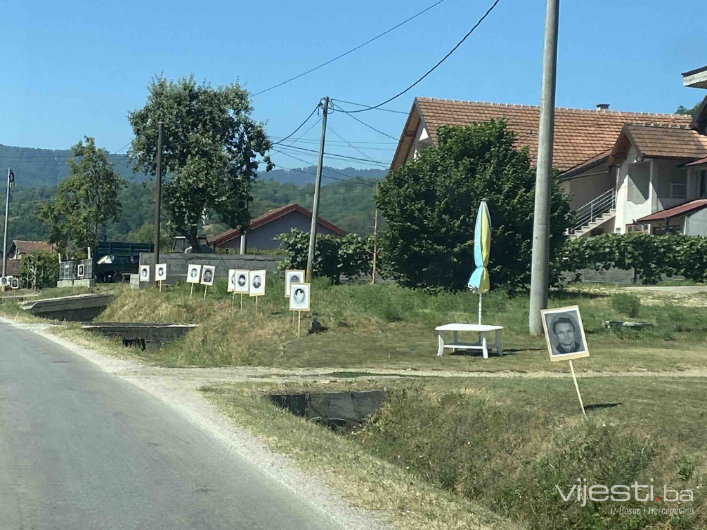 Pred dženazu u Srebrenici: Ponovno postavljene fotografije pripadnika VRS-a uz cestu Bratunac-Potočari