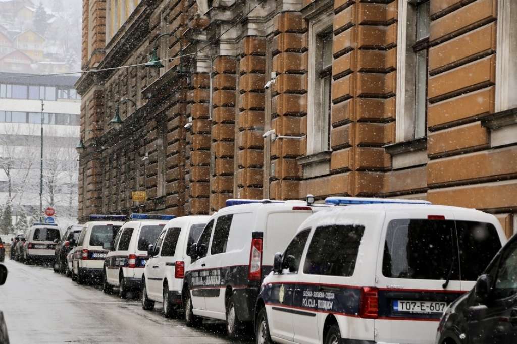 Predložen pritvor trojcu zbog teške krađe u Vogošći, iz sefa otuđili 70.000 KM i 22.000 eura