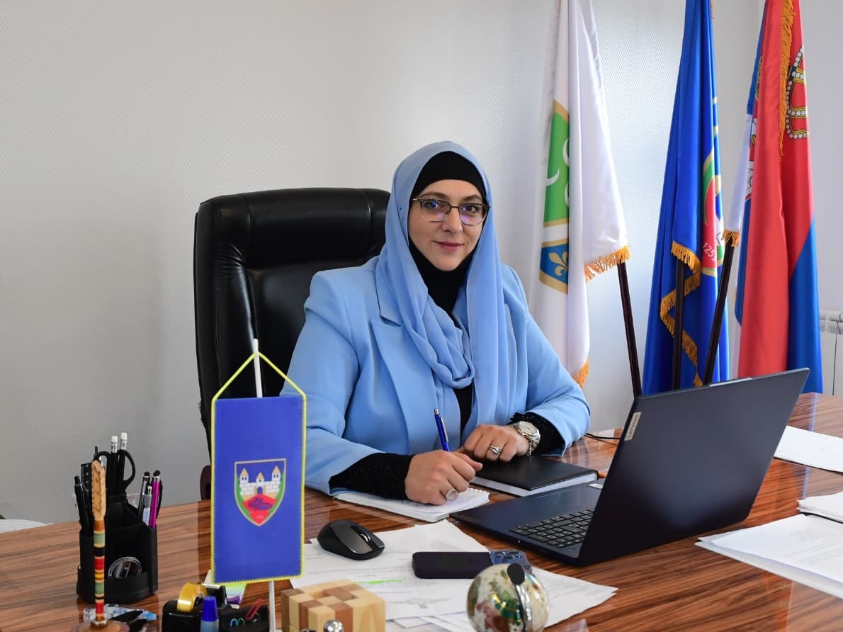 Predsjednica opštine iz svog džepa platila postavljanje zaštitnih stubića ispred škola