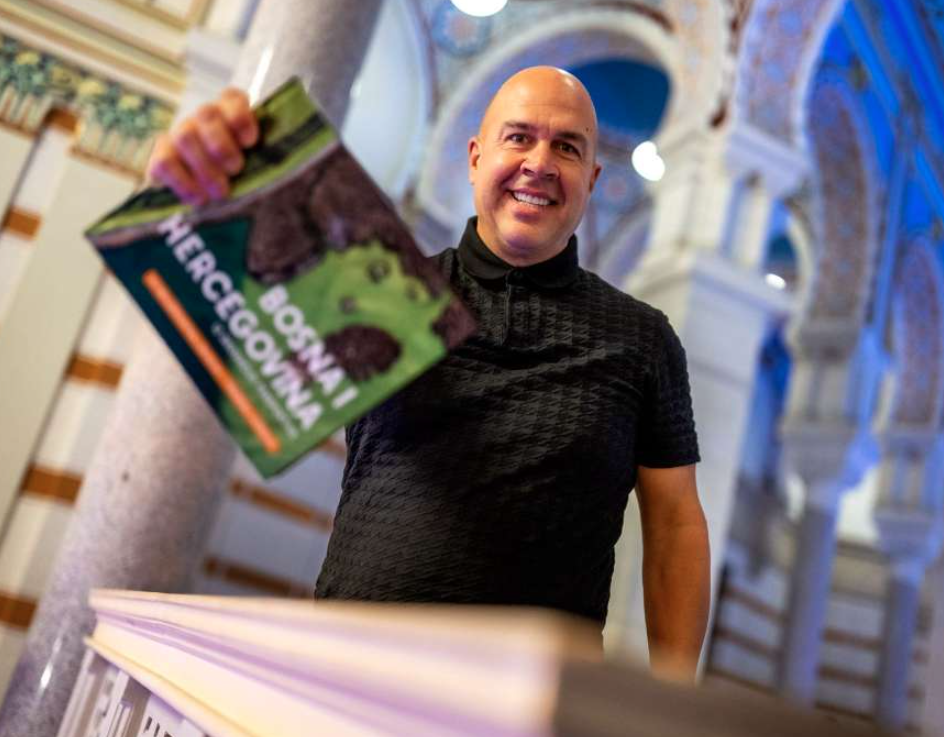 Predstavljena fotomonografija "BiH iz drugačije perspektive" Predraga Vučkovića