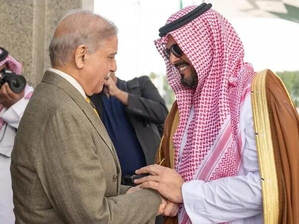 Premijer Pakistana stigao u Džedu na sastanak sa saudijskim prijestolonasljednikom